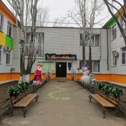 Центральный вход в здание МБДОУ г. Астрахани №82